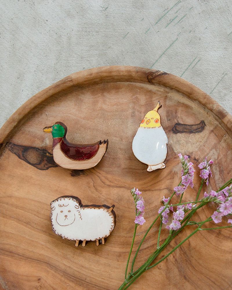 ブローチの種類：左上から時計回りに　カモ・オカメインコ・ヒツジ