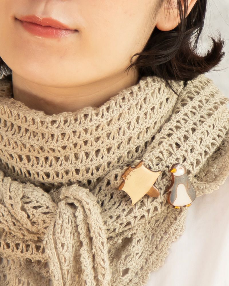 ブローチの種類：左から　モモンガ・ペンギン