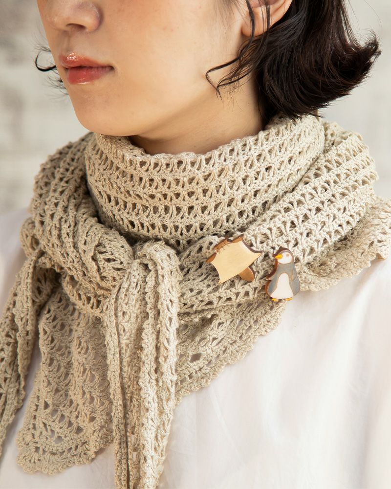 ブローチの種類：左から　モモンガ・ペンギン