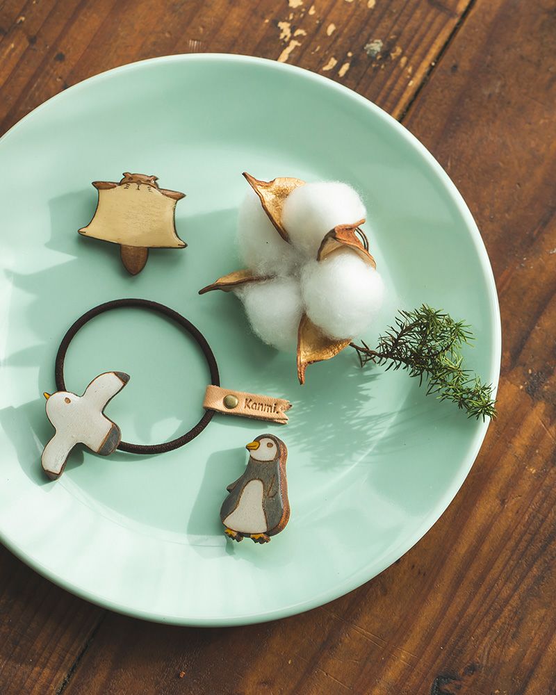 ヘアアクセサリーの種類：カモメ　/　ブローチの種類：上から　モモンガ・ペンギン