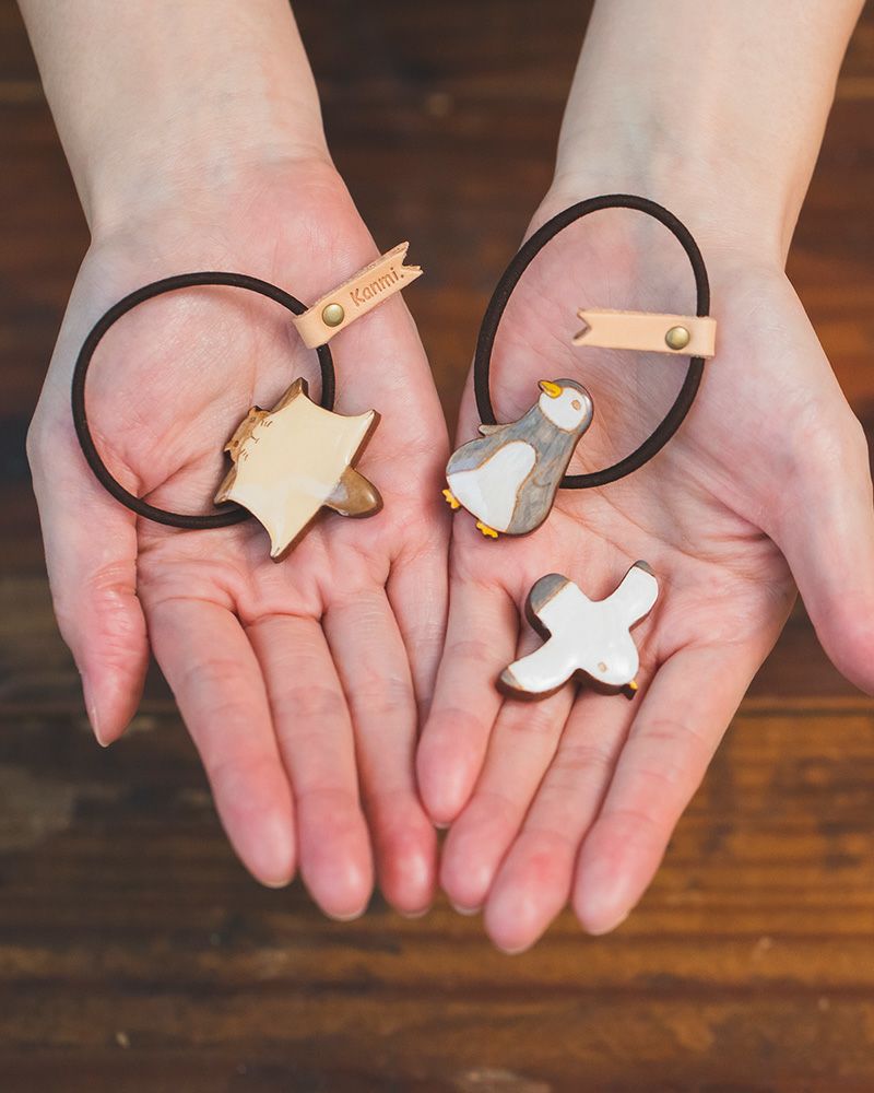 ヘアアクセサリーの種類：左から　モモンガ・ペンギン　/　ブローチの種類：カモメ