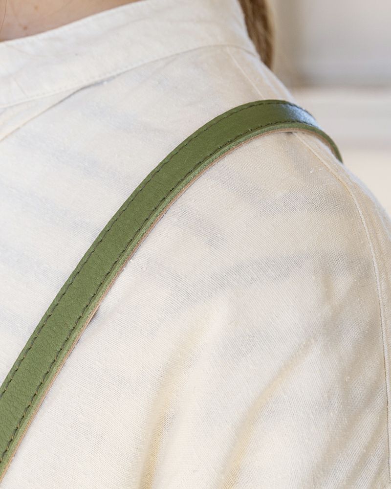 細めのショルダーもお洒落なポイント（がま口の色：リーフグリーン）