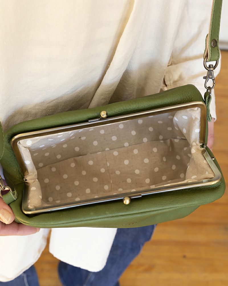 大きく口があくから中身も見やすい（がま口の色：リーフグリーン）