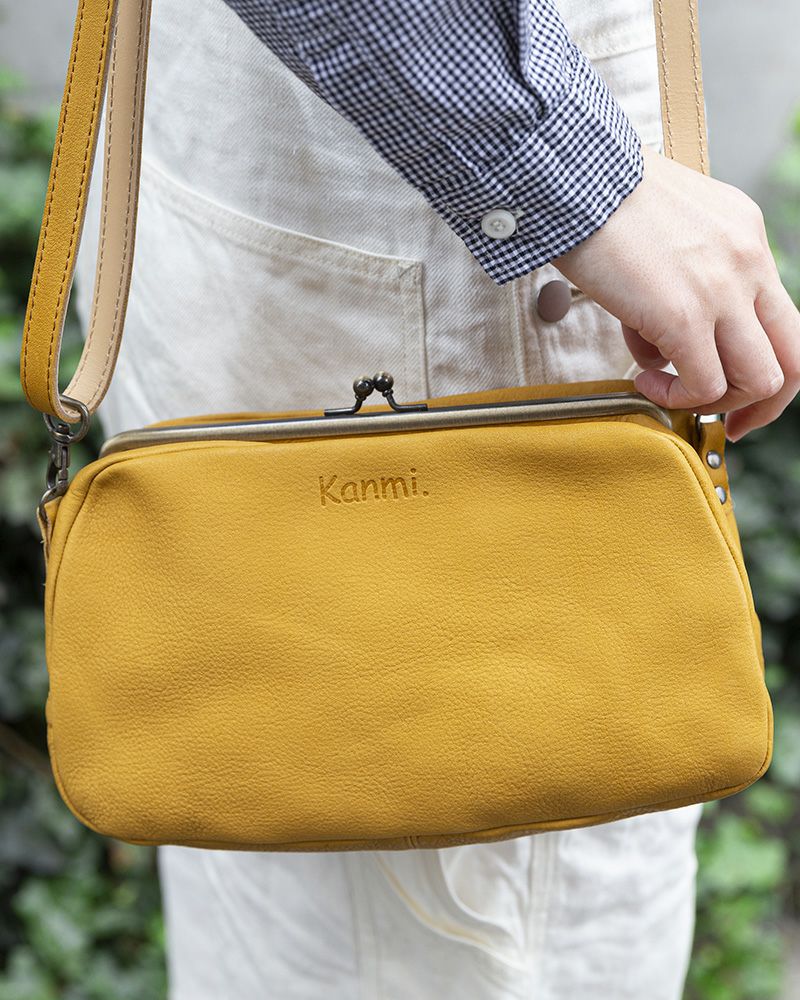 ころんとしたフォルムがなんだかパンのよう（がま口の色：キャラメル）