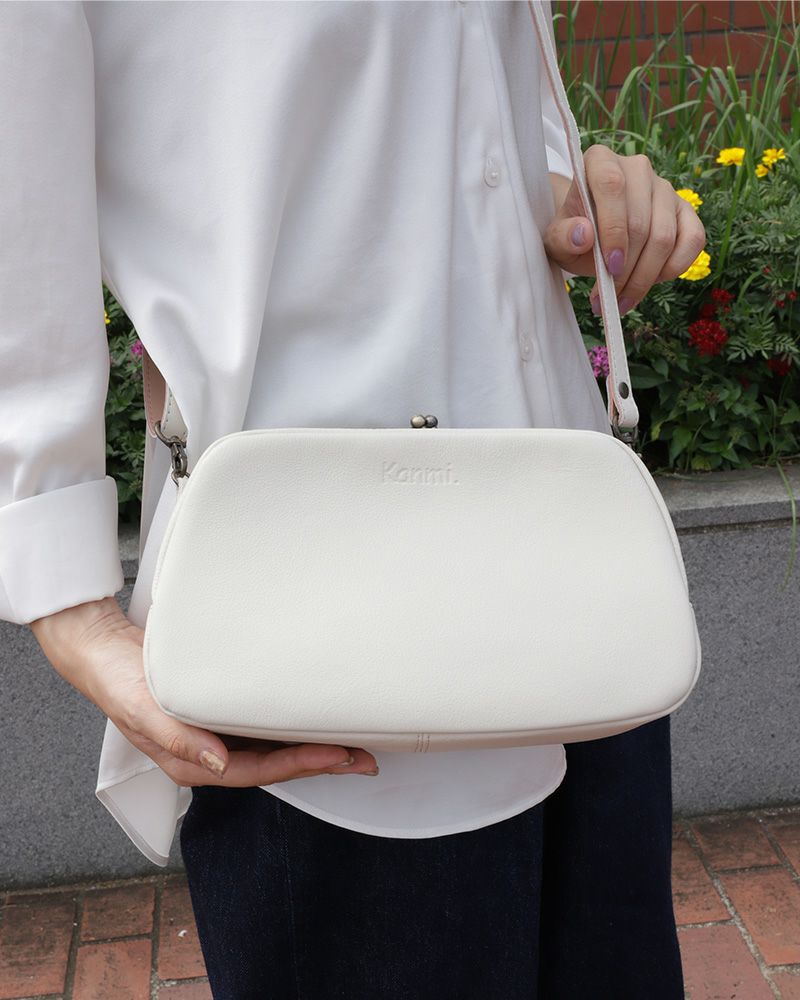 ころんとしたフォルムがなんだかパンのよう（がま口の色：キャラメル）