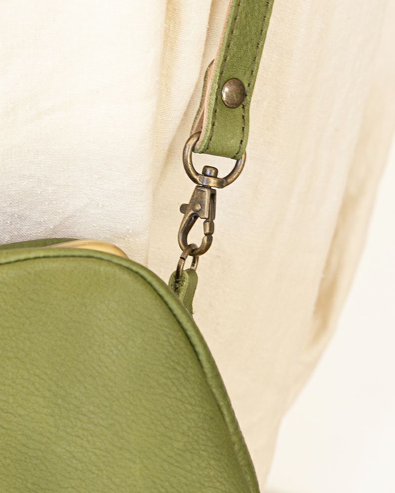 ショルダーを引っかける金具の位置はこだわりのポイント（がま口の色：リーフグリーン）