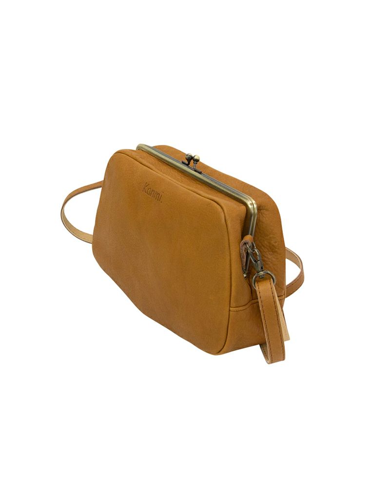 マチは大きすぎないから身体にフィット（がま口の色：ミルクチョコ）