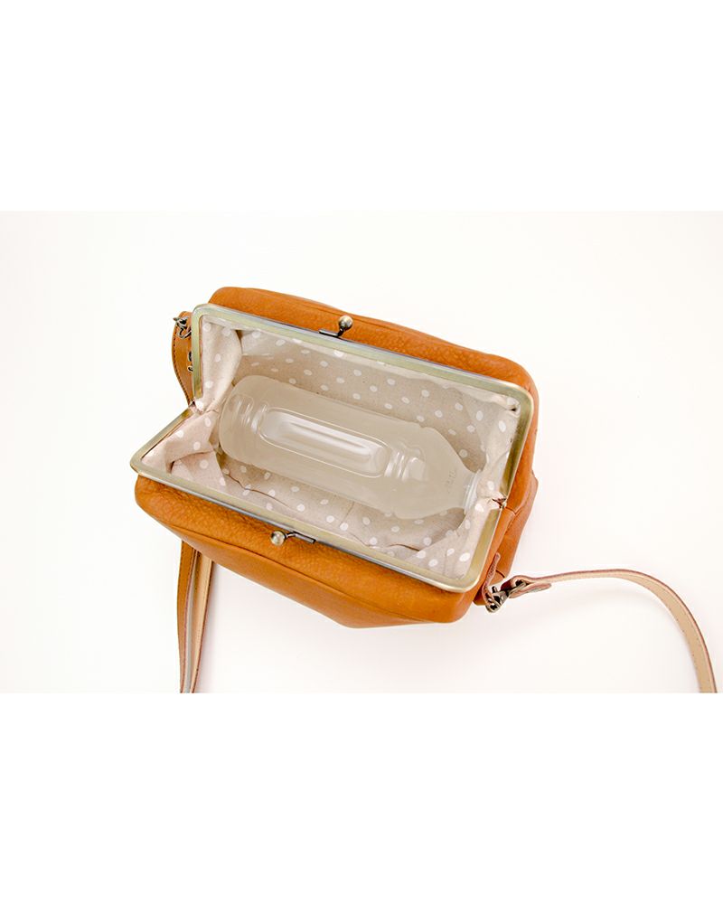 500mlペットボトルも横向きに入ります（がま口の色：ミルクチョコ）