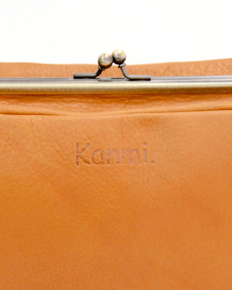 さり気ないロゴマークがアクセント（がま口の色：ミルクチョコ）