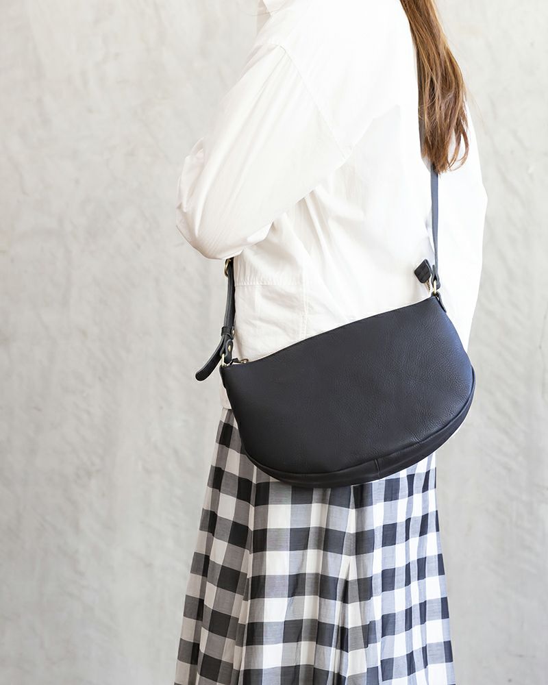 ショルダーバッグの色：セサミブラック