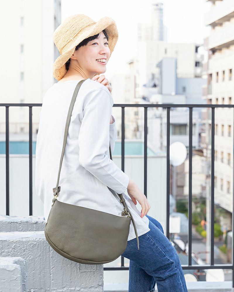 ショルダーバッグの色：オリーブグリーン