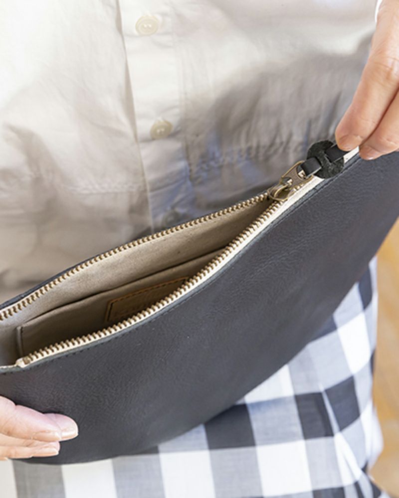 ショルダーバッグの色：セサミブラック