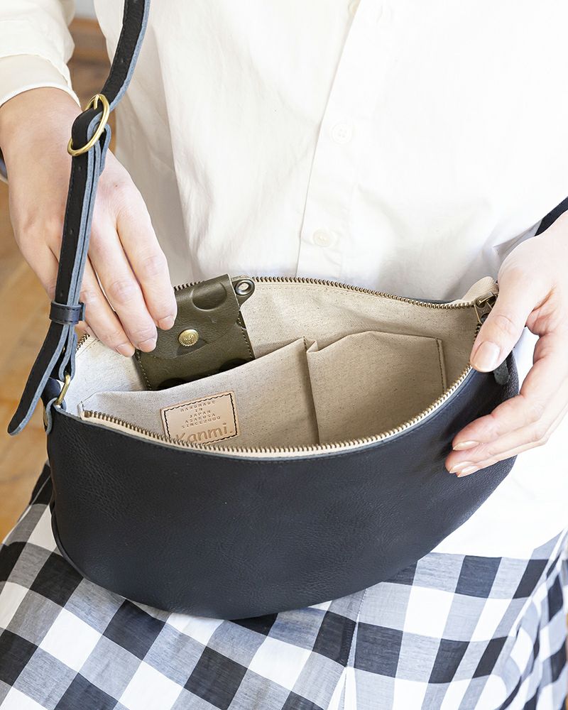 ショルダーバッグの色：セサミブラック