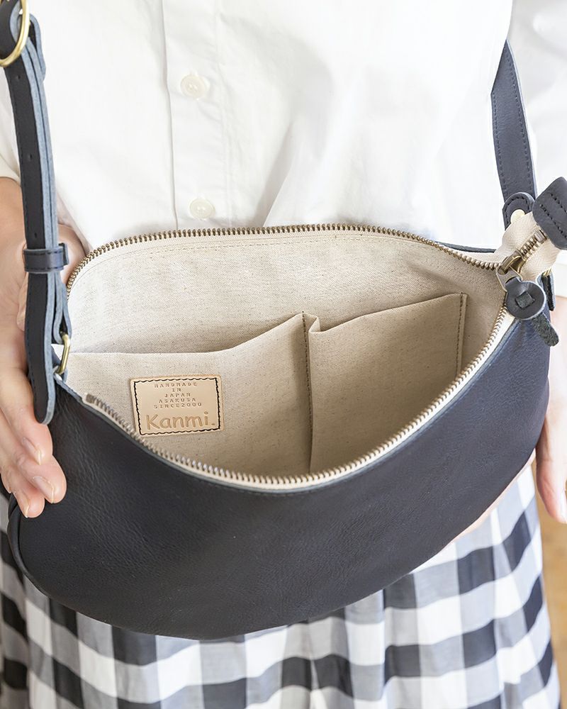 ショルダーバッグの色：セサミブラック