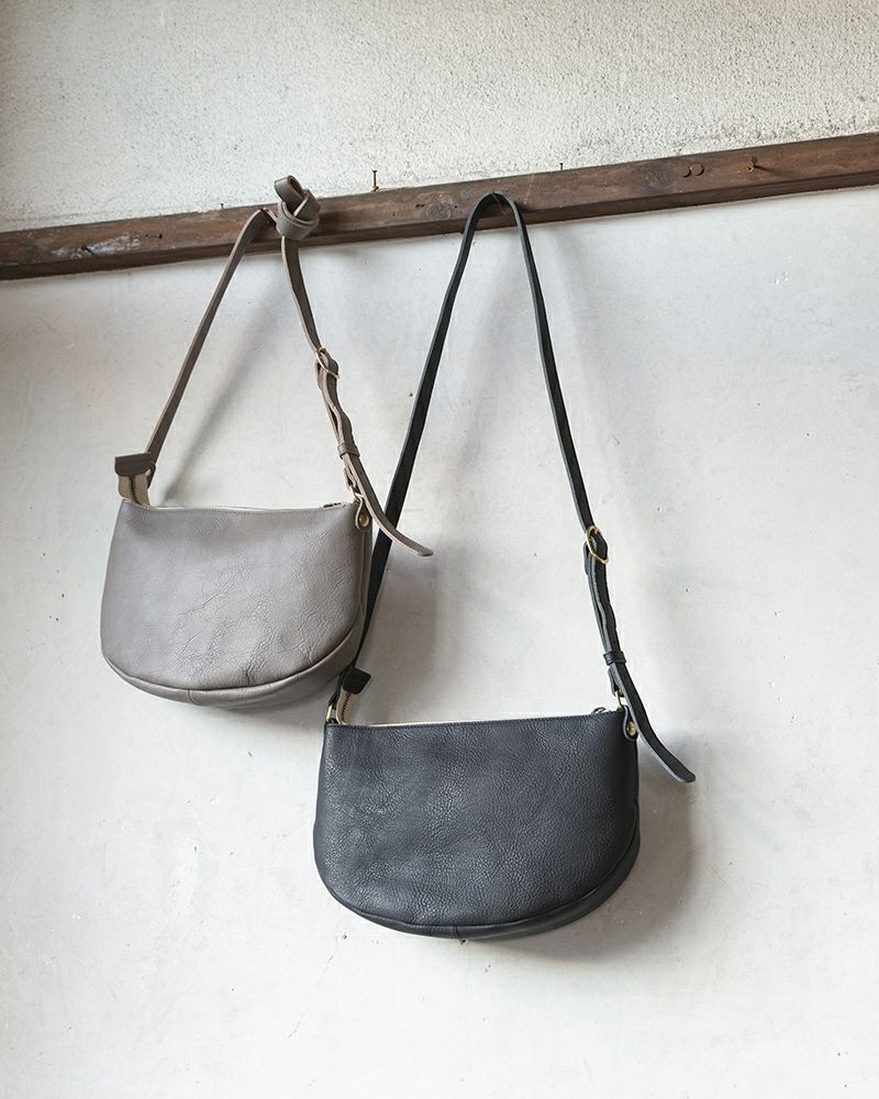 新品★kanmi★カンミ★ピタパン ショルダーバッググレー 服をえらぶ時間も楽しく「ピタパン ショルダーバッグ」 | Kanmi