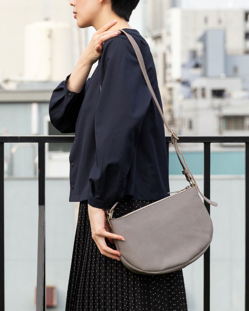 ショルダーバッグの色：ピュアグレー