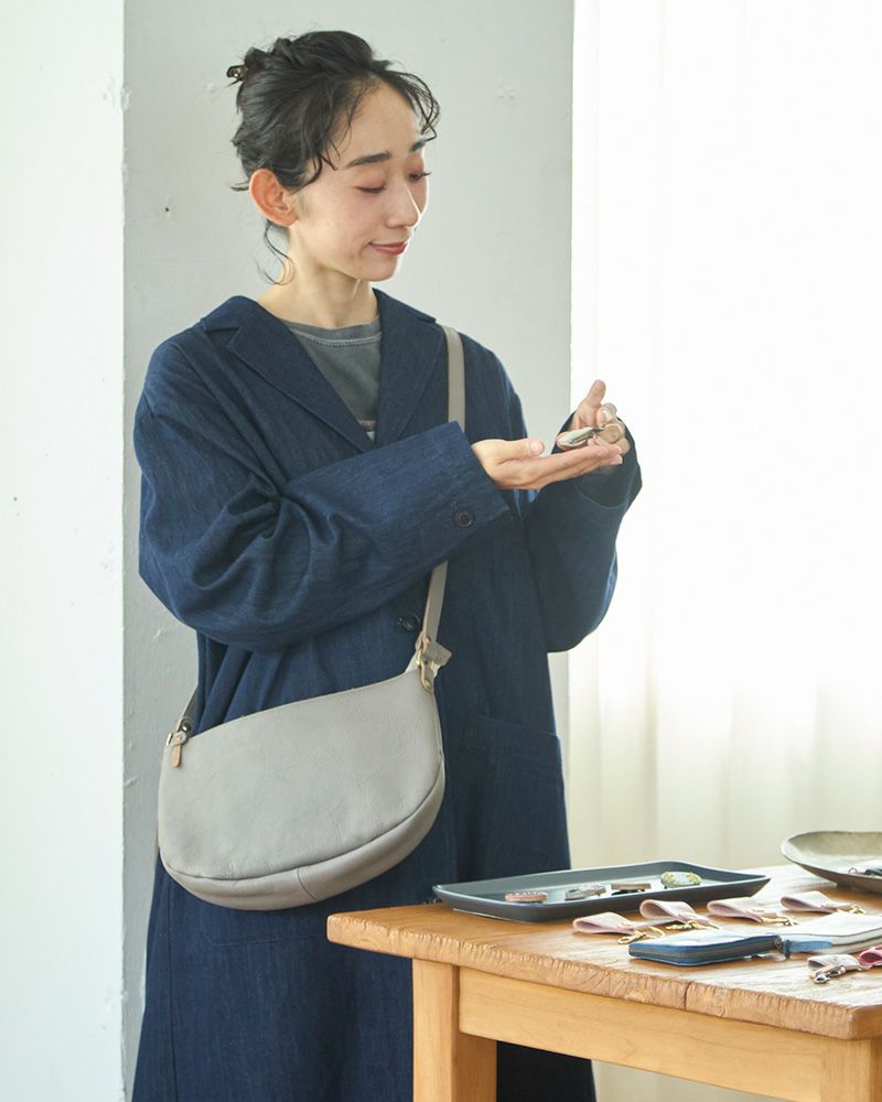 ショルダーバッグの色：ピュアグレー