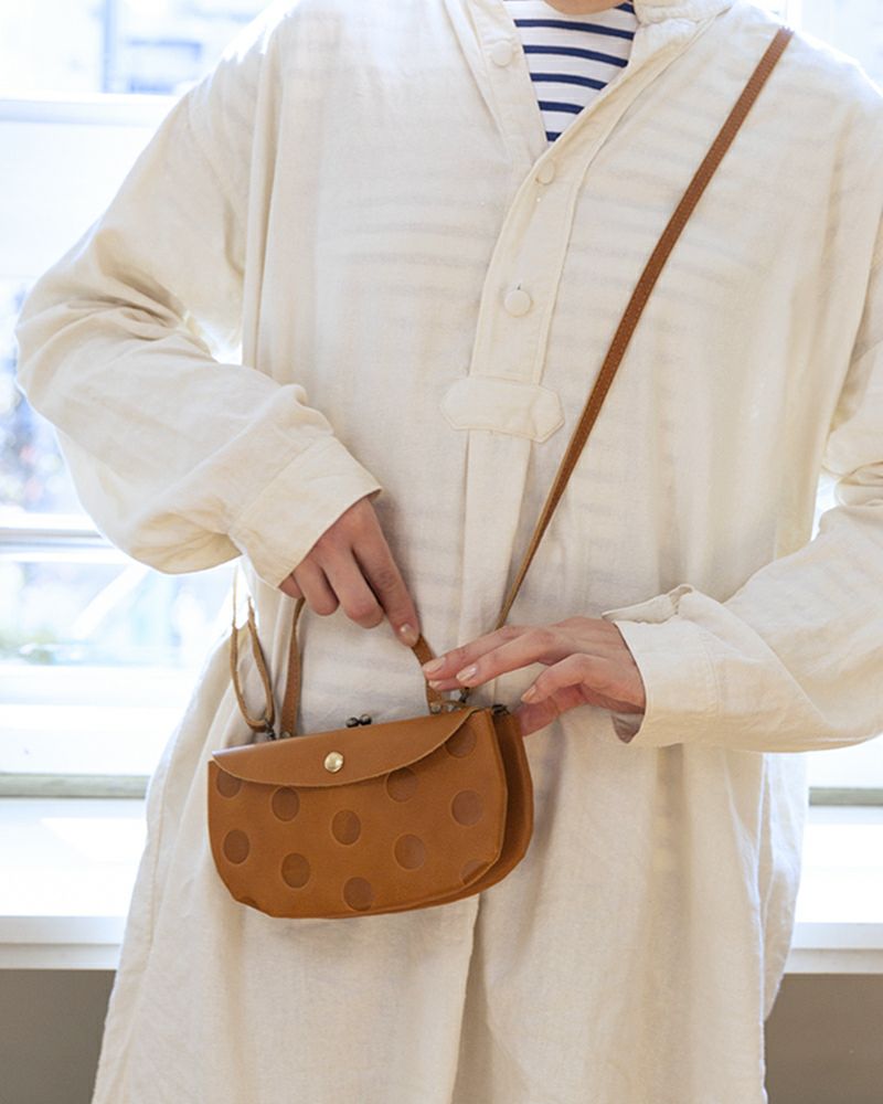 別売りのストラップショルダーを付けられます（がま口の色：キャラメル）