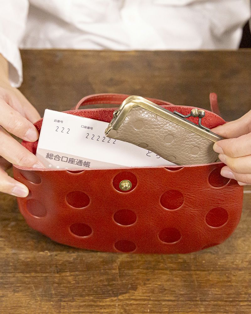 ポケット部分には通帳や印鑑がはいります。（がま口の色：チェリーレッド）