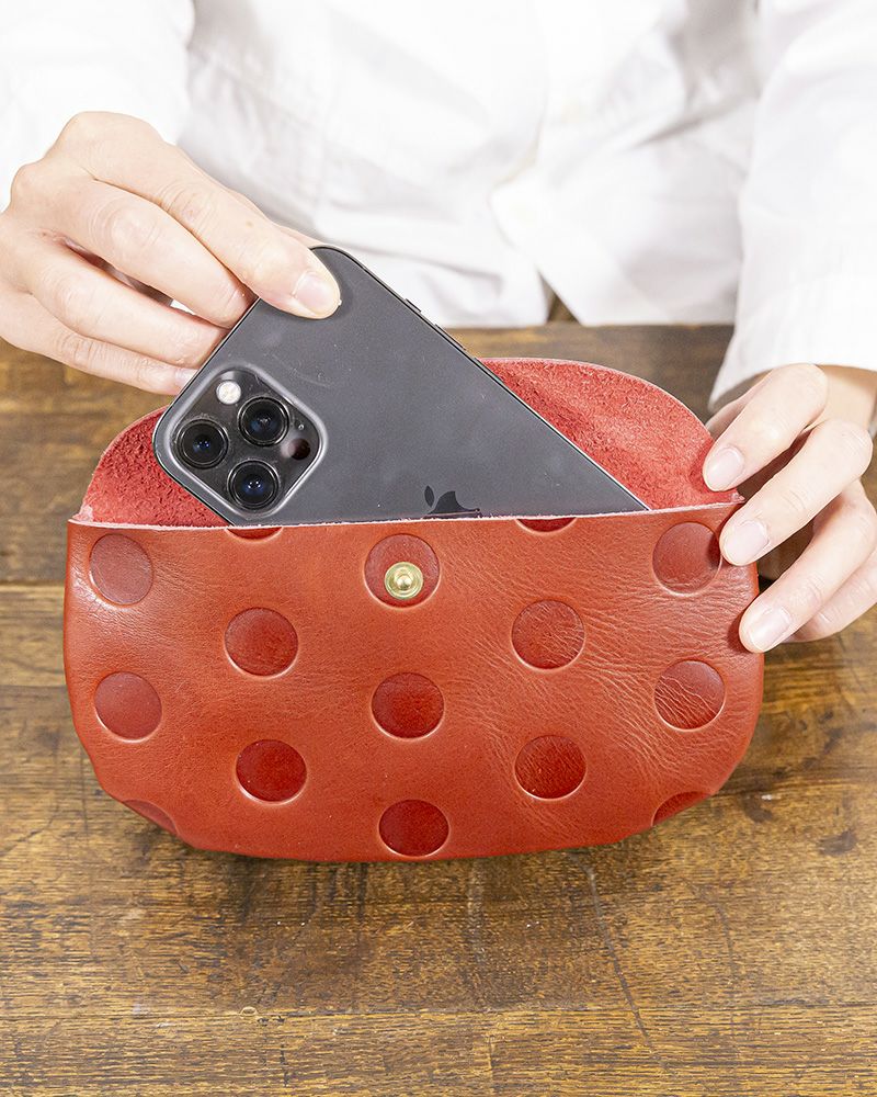 スマホもすっぽり（がま口の色：チェリーレッド）