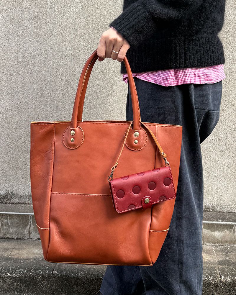 チェリーレッド ／「フリーストラップ」キャラメル ／「All story トートバッグ」レンガ