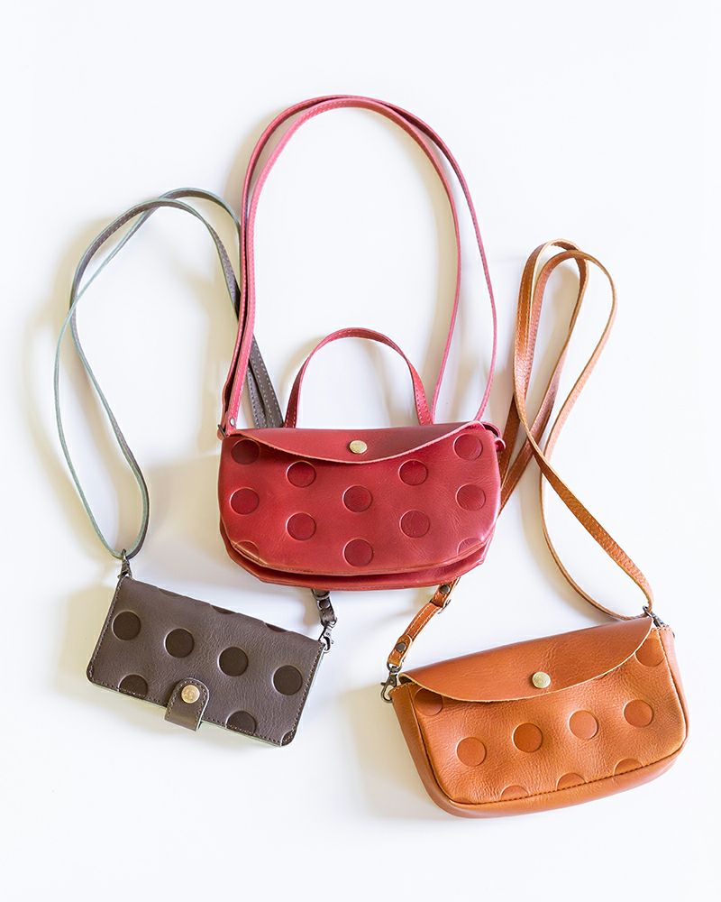 ストラップ・ショルダーの色：左から　オリーブグリーン・チェリーレッド・キャラメル