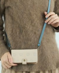 両手が空く！12色から選べるフリーストラップショルダーで自由なお出かけを