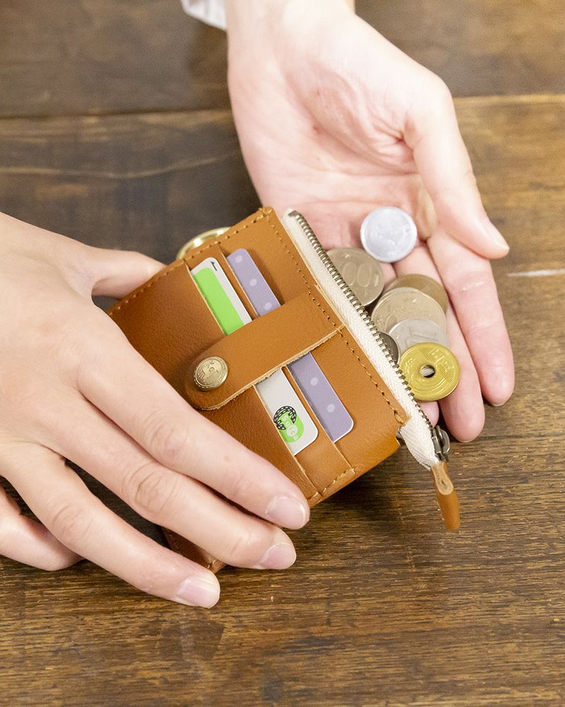 スリムなお財布として使うなら、ファスナー部分には小銭と二つ折りのお札をいれて