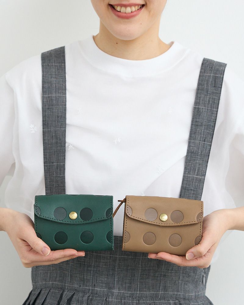 ミニ財布の色：左／フォレストグリーン、右／チャイ