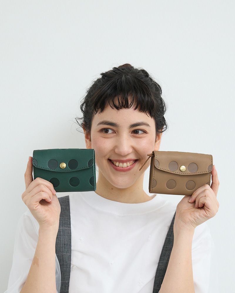 ミニ財布の色：左／フォレストグリーン、右／チャイ