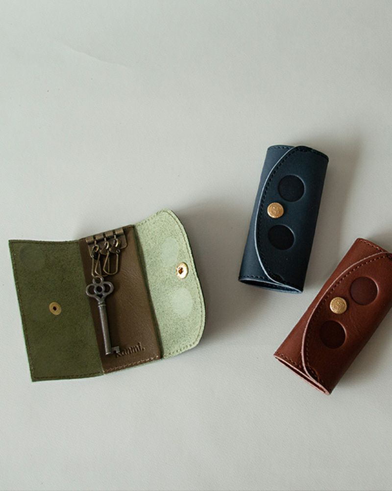 キーケースの色：左から　オリーブグリーン・ネイビー・ダークブラウン