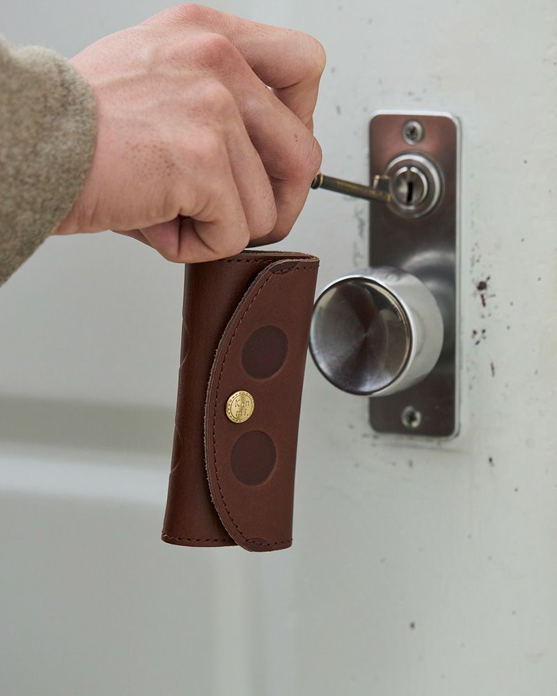 男女兼用で使える、レザーキーケース／キーケースの色：ダークブラウン