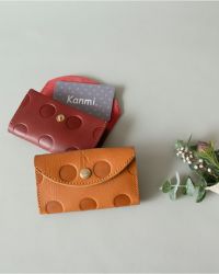 「Kanmi.キャンディマルチケース」コインやカード、お札も入る万能マルチケースです／上から　チェリーレッド・キャラメル