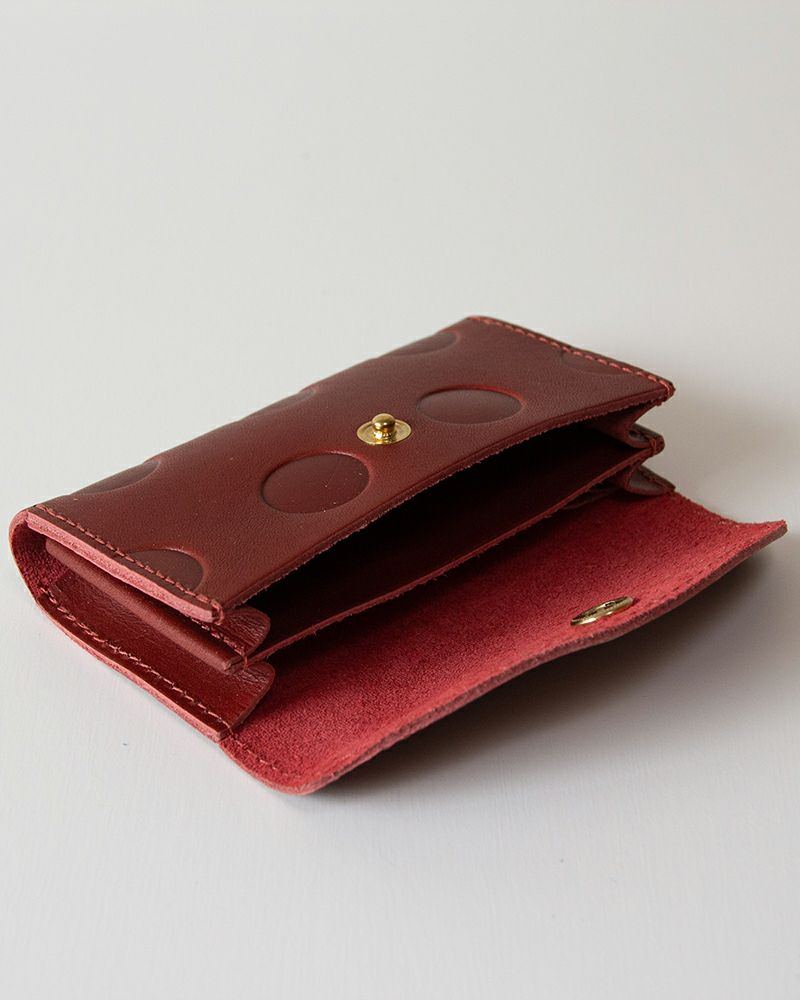 スナップボタンでしっかりまとめられます／色：チェリーレッド