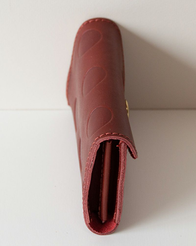 マチもあるので見た目以上の収納力／色：チェリーレッド