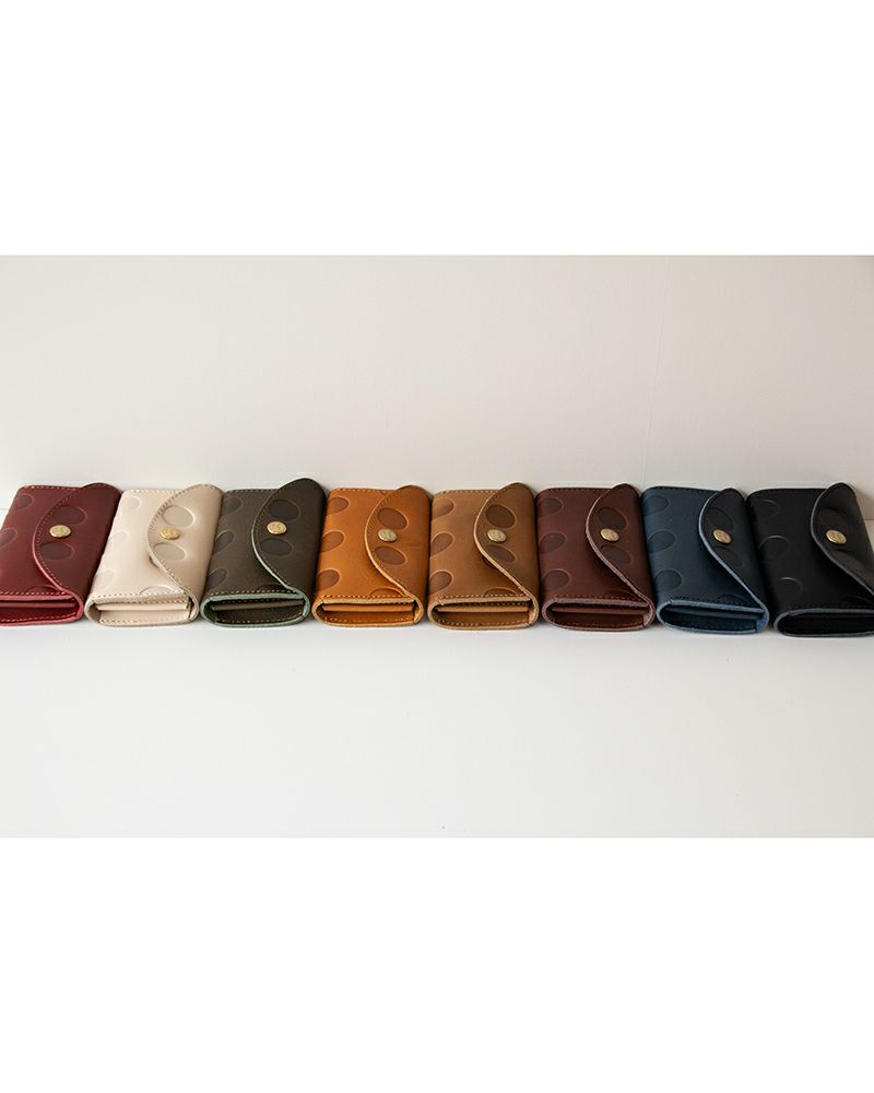 豊富なカラーバリエーション／色：左から　チェリーレッド・バニラ・オリーブグリーン・キャラメル・アッシュ グレー・ダークブラウン・ネイビー・ブラック