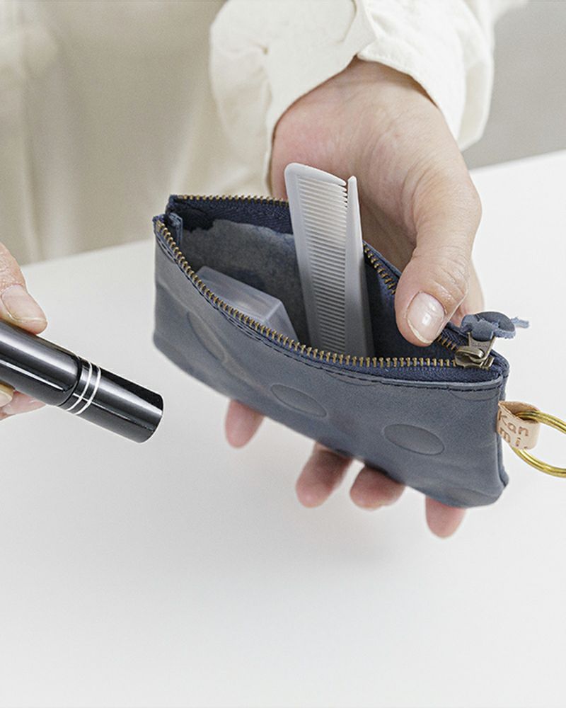 ポーチの色：ネイビー