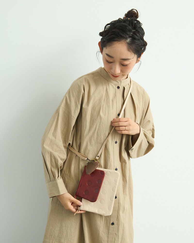 フリーショルダーと組み合わせてポシェットに（ポーチの色：手前から　チェリーレッド・バニラ）