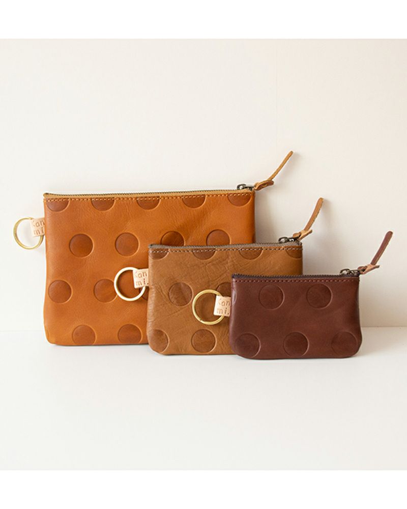 3サイズ展開（一番左がLサイズです）（ポーチの色：左から　キャラメル・アッシュ グレー・ダークブラウン）