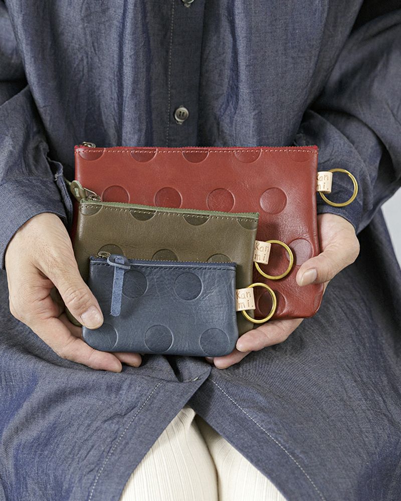 ポーチの色：手前から　ネイビー・オリーブグリーン・チェリーレッド