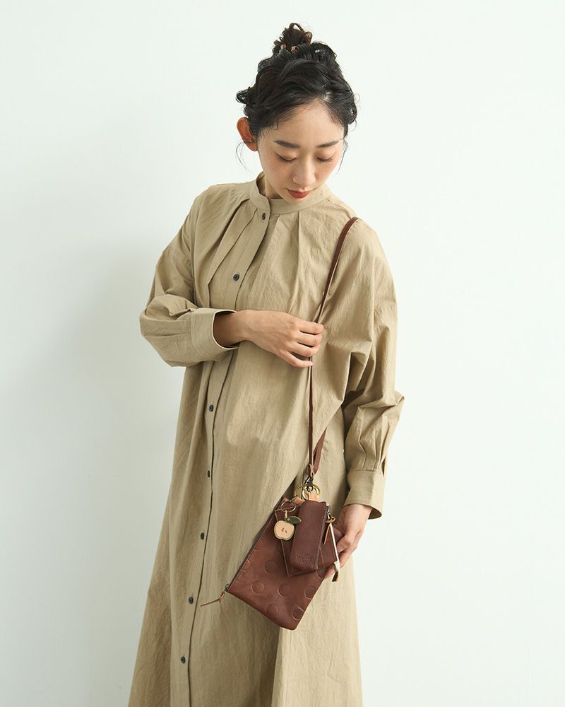 フリーストラップショルダーをつけてポシェットに（ポーチの色：ダークブラウン）