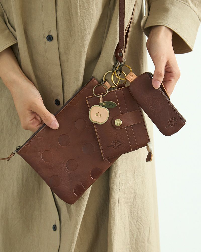 お気に入りのキーリングとコーディネートを楽しんで（ポーチの色：ダークブラウン）