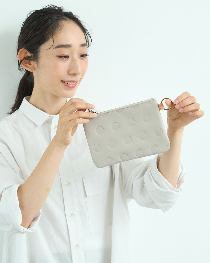 ポーチの色：クモリゾラ