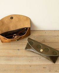 メガネケースの色：キャラメル・オリーブグリーン