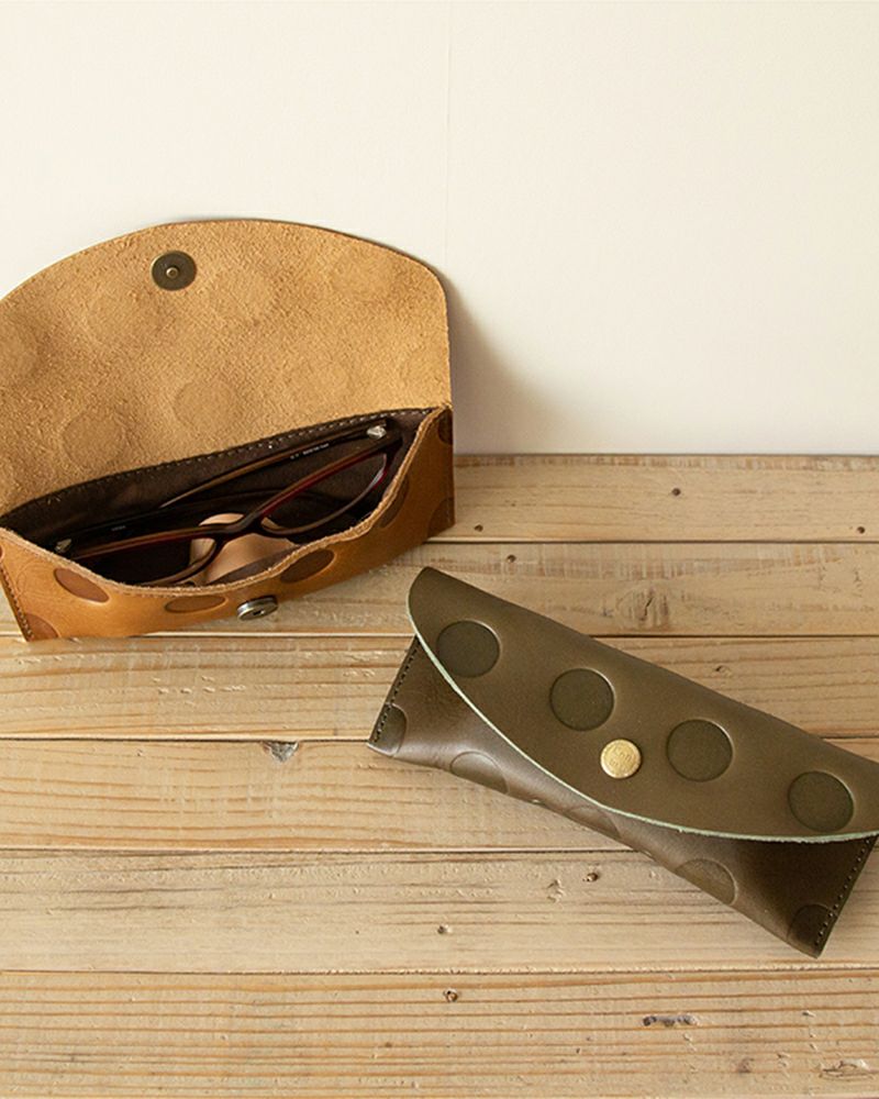 メガネケースの色：キャラメル・オリーブグリーン