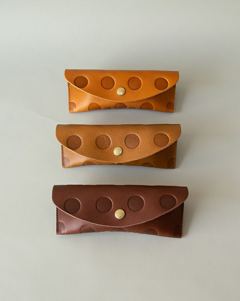 メガネケースの色：上から　キャラメル・アッシュ グレー・ダークブラウン