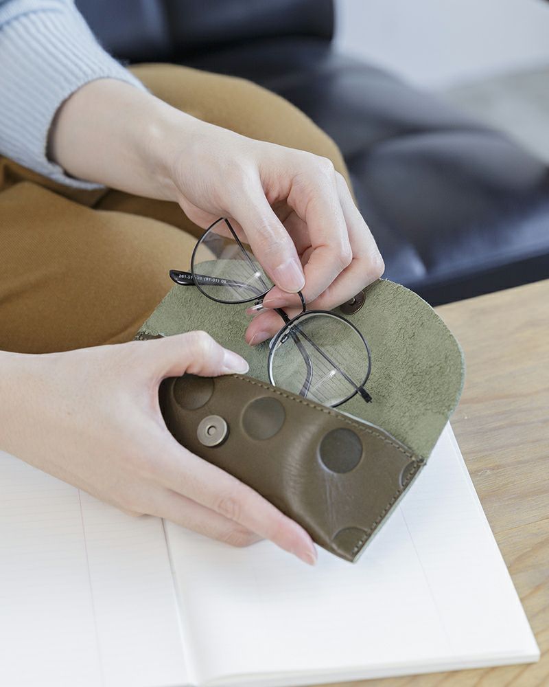 メガネケースの色：オリーブグリーン