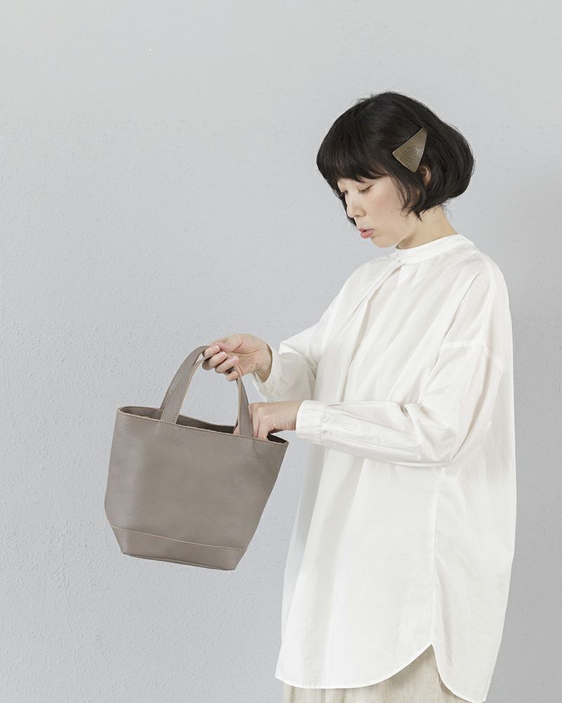 シンプルで飽きのこないitsu mono バッグS、牛革で仕立てた特別なトート／バッグの色：ピュアグレー