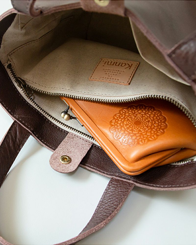 内側は綿麻の裏地にKanmiのブランドタグがついています。バッグの色：ダークブラウン