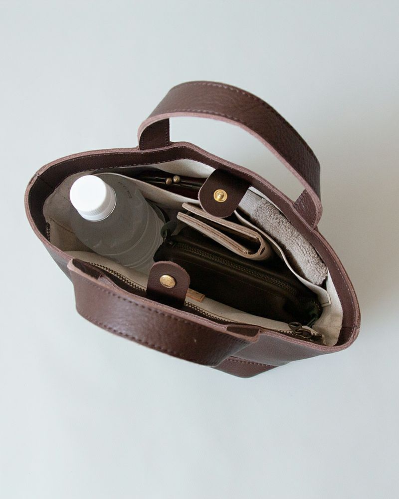 シンプルで飽きのこないitsu mono バッグS、牛革で仕立てた特別なトート／バッグの色：ダークブラウン